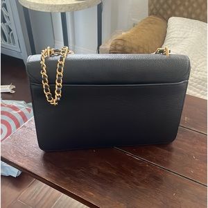 This medium size purse was never used. It’s new. I prefer smaller purses.